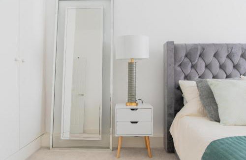 Portsmouth City Centre Modern Apartment - with Free Parking - Photo 1