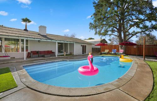 Sleeps 12 - Hot Tub - Pool - Game Room & Fire Pit! - Foto 56