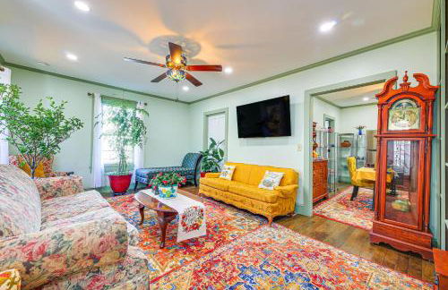 18 Mi to Skiing Colorful Home in Springfield! - Photo 1