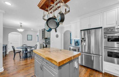 The Wexford French Chateau w Pool - Photo 4