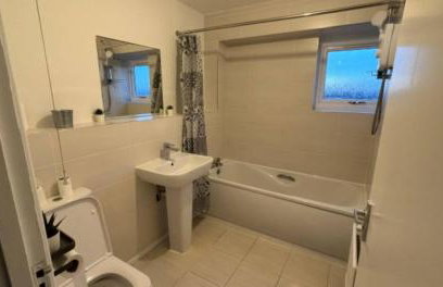 Cosy House- Sleeps 7 Centrally Located Free Parking, Fast WIFI Smart Tv with Sky and Netflix Business Travellers Relocators Leisure Welcome - Foto 21