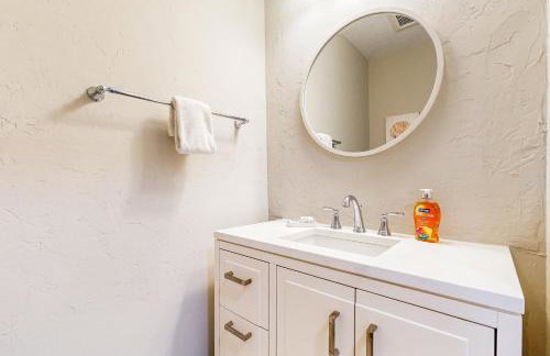 Updated house with enclosed yard, patio, central AC, & washer/dryer - Foto 18