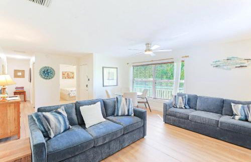 Newly remodeled 8-steps to sand path of Beach! Unit A - Foto 1