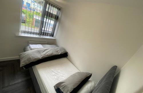 Modern 3 Bedroom Holiday Home -Jaquzzi Bath -Private Parking-suitable for contractors - Free WiFi - Foto 29