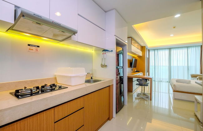 Cozy Living And Spacious Studio At 28Th Floor Kemang Village Apartment - Foto 4