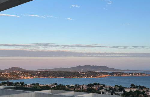 VUE EPOUSTOUFLANTE SUR BANDOL & LA MER 2 pièces, piscine tout confort 4 étoiles, très calme, terrasse spacieuse sans vis à vis, parking privé résidence standing - Foto 22