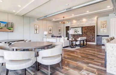 Stunning Lake Views | DART Train | Gym & Pool - Foto 27