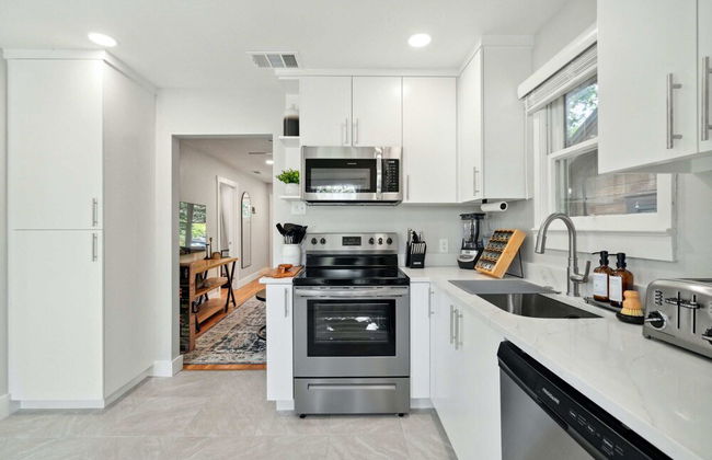 Professionally Decorated Walkable to Soco - Foto 9