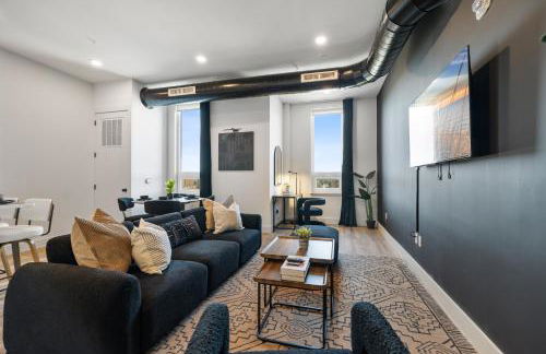 2BR, King Bd, Free Prkn, Gym, NYC View, 8min Train - Foto 1