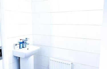 City Centre 3 Bedroom House Sleep upto 9 Guests with Garden and Parking - Foto 77