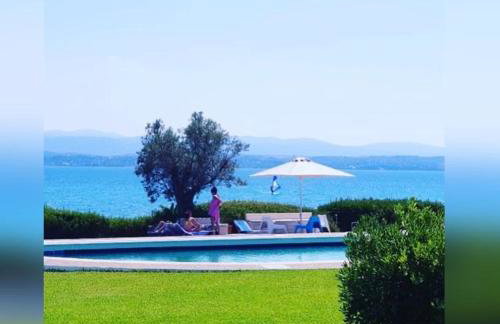 Architect designed house with pool and private beach - Photo 18