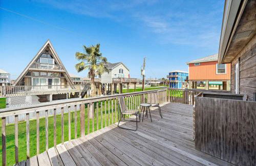 Cozy beach house with ocean views, fire pit and game room - Photo 26