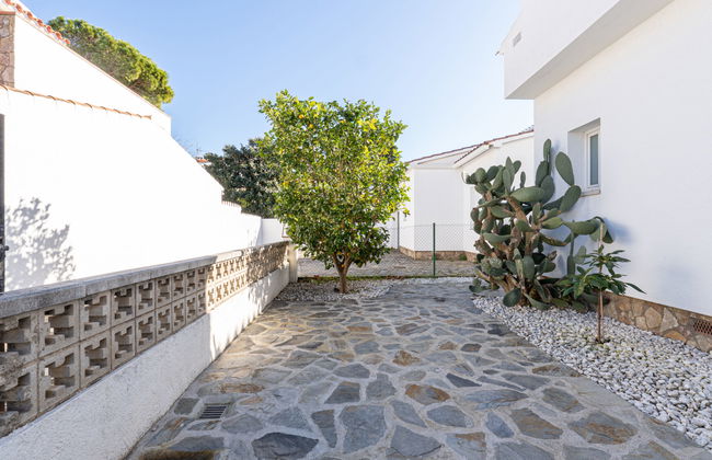 4 bedroom House in Castelló d'Empúries with private pool and garden - Photo 33