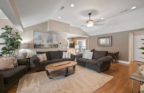 Cheerful 5-bedroom w/Screened Patio, Sleeps 10 in the heart of Fremont! - Foto 16