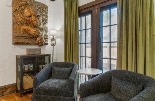 Castle Stay by Gathering Place Hot Tub & Fire Pit - Foto 17