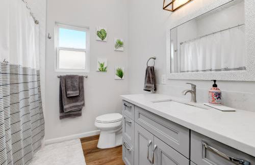 Bright Spacious Modern Getaway - Photo 4