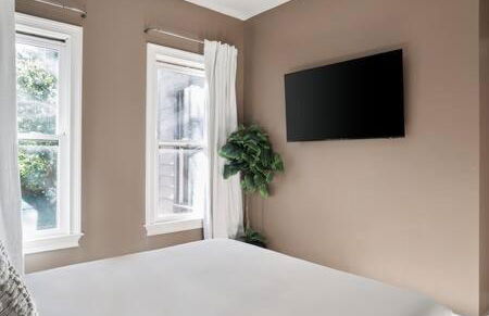 Chic 4BR with Fenced Yard, Walk to Dining, Parking, 5 Mins to Nissan Stadium, Less than 10 Mins to Broadway, Workspace, Parking, 24 Hr Hospitality, Great for Families - Foto 28