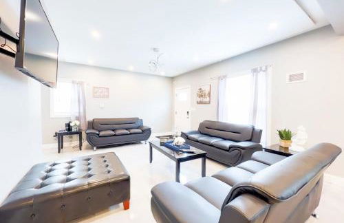 Group Friendly 6BR Near Aquarium & Niagara Falls - Photo 8