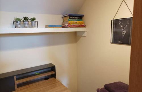 Modern 3 bedroom home *EVcharging* Garden, Parking - Photo 6