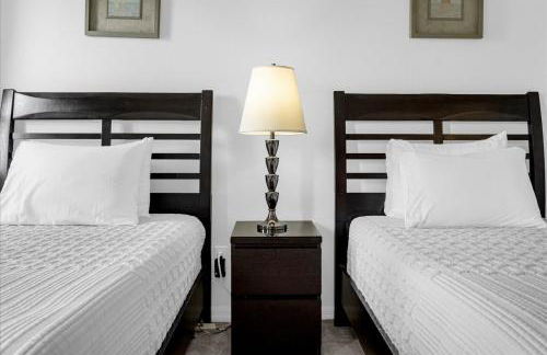 Bluelakeview Luxury Villa with Private Pool & Spa plus Lake Views, BBQ, Games Room - Photo 27