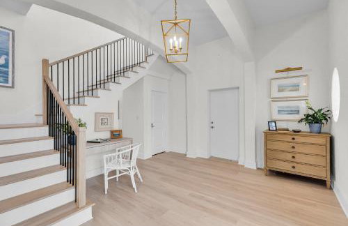 NEW LISTING! Reel Joy Waterfront Luxe with Pool and Private Dock home - Foto 58