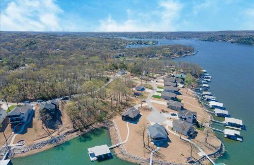 Accessible Lakeside Luxury at the 45mm w/ Private Dock, Sunset Views & More - Foto 59