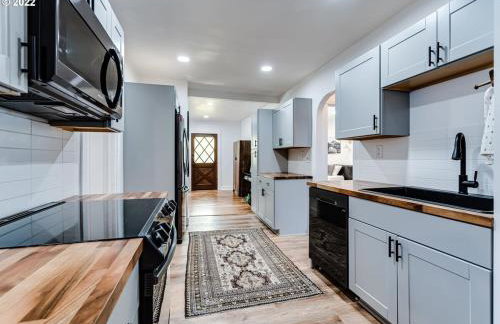 Charming 2 bedroom house 1 mile from U of O - Photo 4