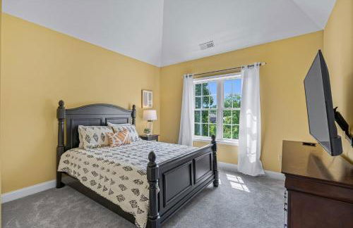 Stunning Modern Retreat! Year-Round Swim Spa | Hot Tub | Movie Room | Firepit - Foto 19