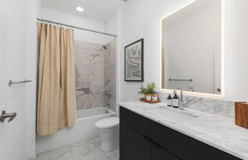 Penthouse Condo on River with Garage and Patio, Walk Downtown - Foto 26