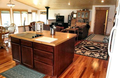 Secluded Lodge Rental for Large Groups in Lewis and Clark National Forest, Montana - Foto 3