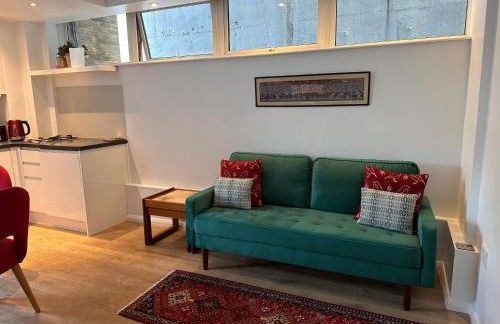 Midtown London Apartment - Photo 7