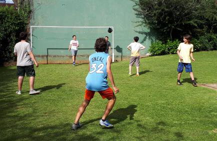 Chale de Madeira - Lareira e Fogueira---lindo gramado com mesa para café da manhã, churrasqueira e fogueira - Foto 14