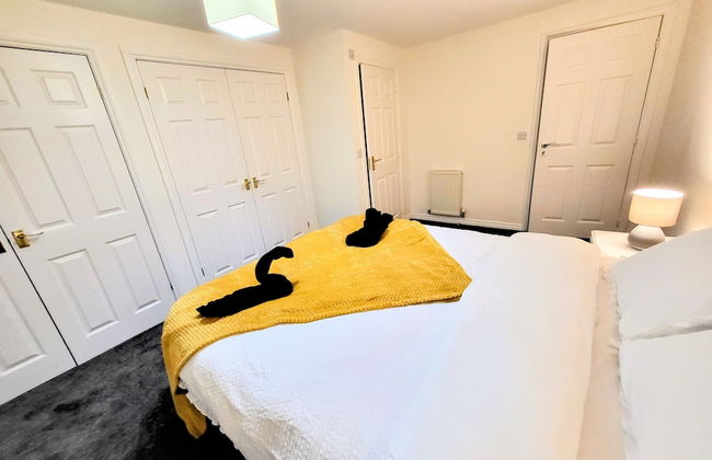 Large Modern House with Parking - Photo 22