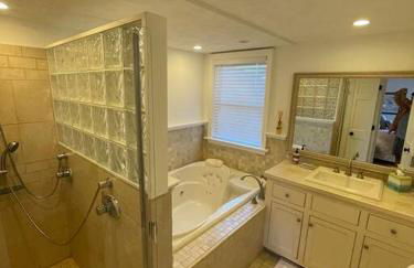 Updated Historic Water St 2 Bdr, 2 Bath apartment. - Photo 16