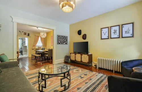 Spacious Broadway Home Downtown Western Modern Charm with parking - Photo 4