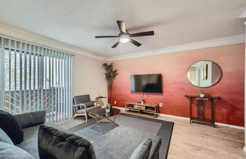 Your Chill 2B Getaway - 10min to DTWN - W/D, Pool, Prkg - Foto 31