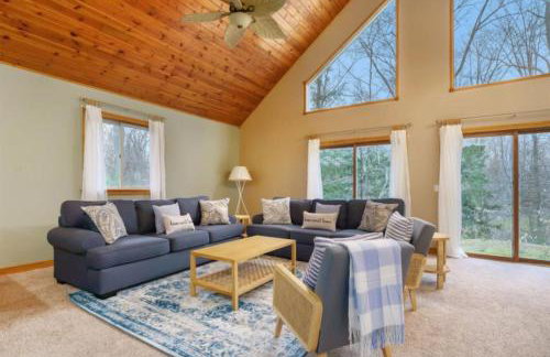 Peaceful Forested 5 Bdrm Near Lake sleeps up to 16 - Photo 2