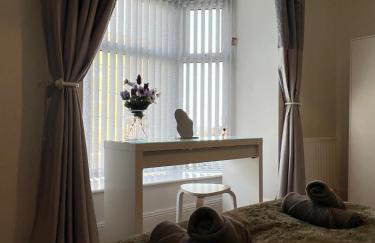 3BDR Town House in the Heart of Holyhead - Free Onsite Parking - Foto 16