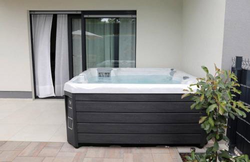 New luxury air-conditioned apartment, with jacuzzi, free parking and gardens - Foto 22