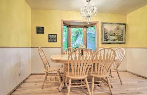 Cozy Home with Hot Tub Half Mi to Salmon River! - Foto 13