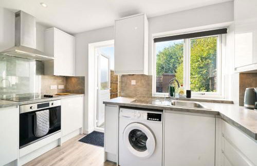 Bright 2BR Aylesbury Home, Sleeps 4, Parking, Work, Leisure, Friendly - Foto 4