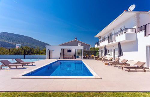VILLA ALMIC with heated pool, 5 bedrooms, Gaming room, a multi-use playground court - Photo 2