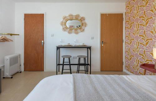 #30 Cozy & Stylish Studio Retreat - Near Odds Farm Park - Sleeps 2 - Perfect for business travelers and Couples - Free parking - Foto 22