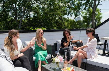 6 Bed with En Suite Baths, Host Up to 20, Rooftops, Parking, Gourmet Kitchens, Cozy Living Spaces, Skyline Views & Fire Table, Near Downtown, Distilleries & Marathon Village, High-Speed Wi-Fi, 24hr Hospitality - Foto 52