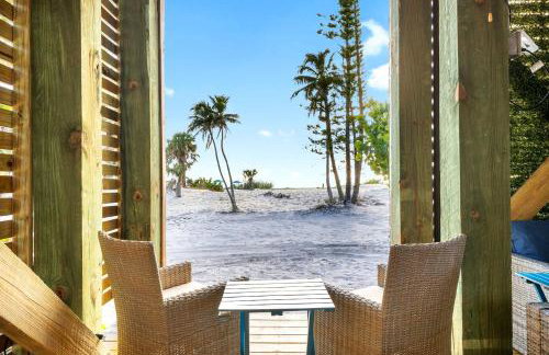 Charming Beachfront Cottage with Dock Slip and Kayaks on Little Gasparilla Island | Placida, FL - Foto 34