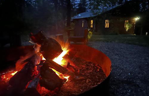 5R Cozy log chalet in fantastic location. Ski, snowshoe, fish, explore! AC, pet friendly! - Photo 73