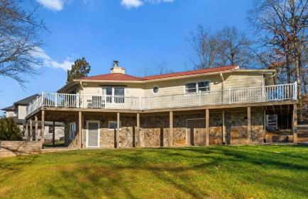 Pleasant Cove Waterfront Getaway With Fire Pit, Deck, and Lake Views - Foto 24