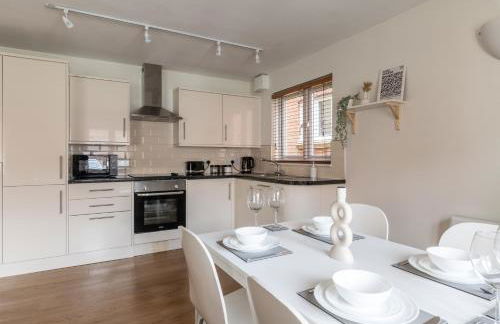 Bright 2BR Apartment - 2 Free Parking Spaces - Near LGW Airport - Foto 2