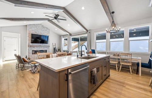 New Mountain Bluebird - walk to lake, golf, and town - game rm - family friendly - sleeps 14 - Photo 7