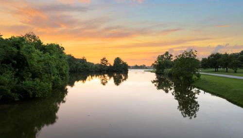 LUX Treehouse on Private Lake next to Lake Conroe with Game room, Paddleboards, Lake Views, and more! - Foto 3